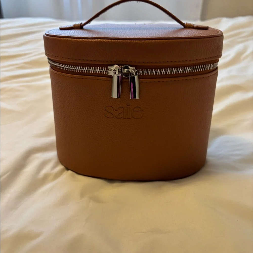 Saie Vanity Case Makeup Bag/ Travel
Cosmetic Bag -Brown . PRICE IS FIRM - Picture 2 of 15